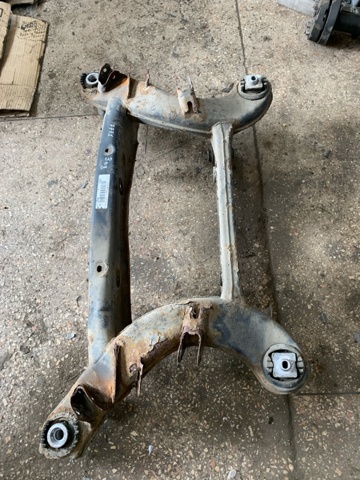Поперечка задней подвески A2043500141 MERCEDES