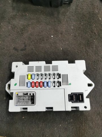 Блок предохранителей задний, салонный CPLA14Q073AA JAGUAR