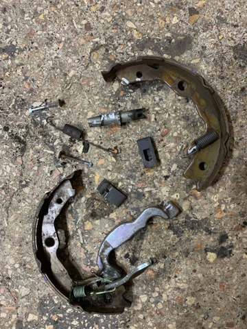 Тормозные колодки ручника D4060JE27A NISSAN