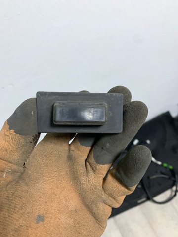 Кнопка привода замка третей/пятой двери GHK1568D0 MAZDA