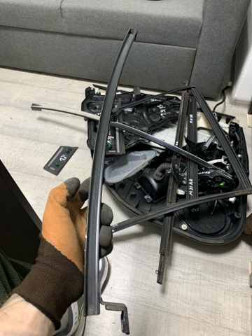 Направляющая стекла рамки двери, заднего правая GHK172602B MAZDA