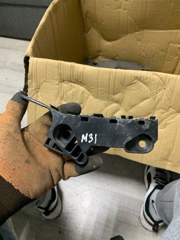 Кронштейн бампера заднего, внешний правый GHP9500T1B MAZDA