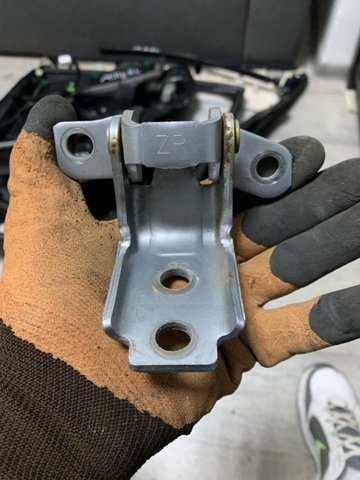 MAZDA KD5373240A Петля двери задней левой в наличии Кривой Рог