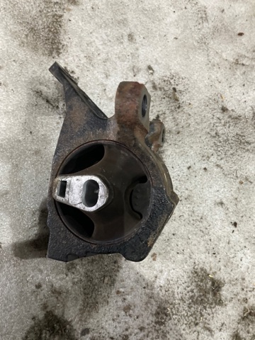Левая опора двигателя KD6239070C MAZDA