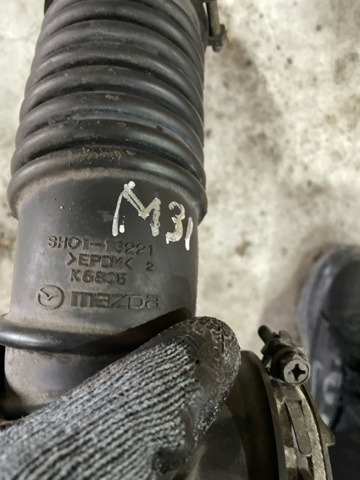 MAZDA SH0113221 Выпускной патрубок воздушного фильтра в наличии Киев