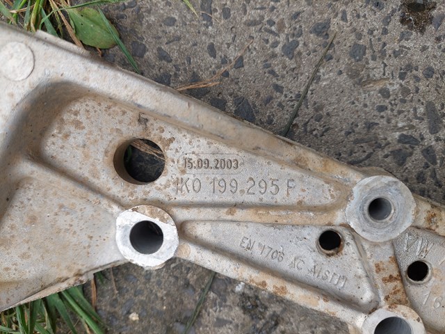 Кронштейн передней балки 1K0199295F VAG