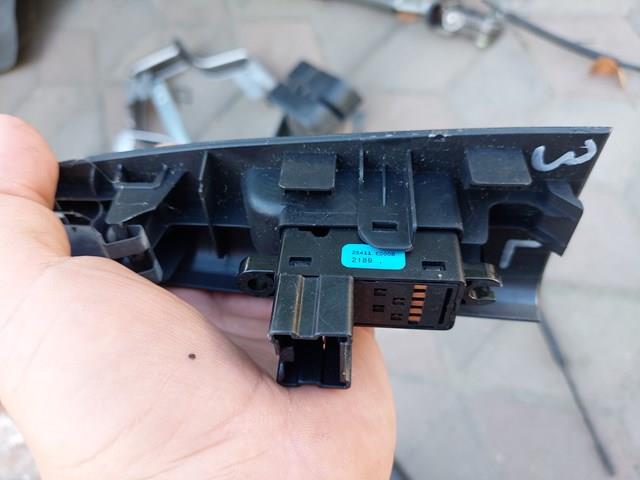 Кнопка подъемника задних стёкол 25411ED00B NISSAN
