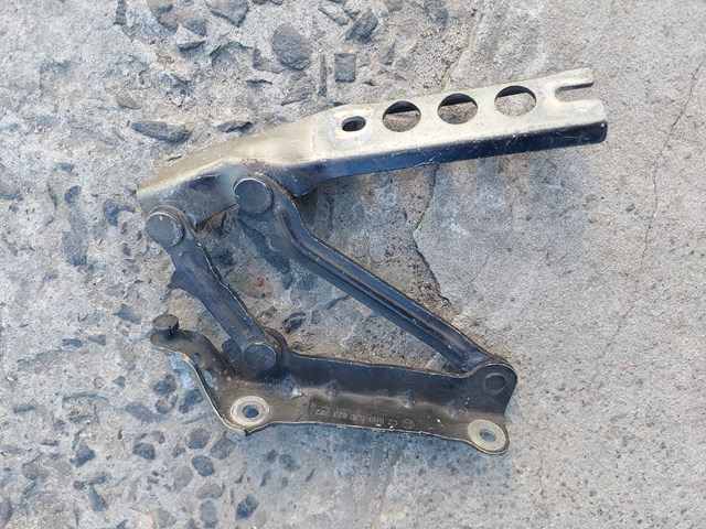 Шарнир капота правый 5J0823302 VAG