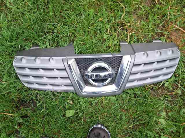 Решетка радиатора 62310JD000 NISSAN