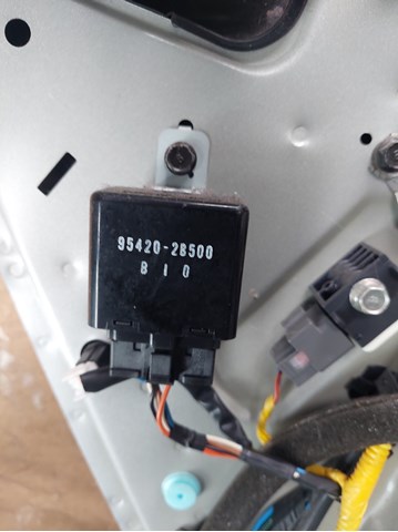 Реле управления стеклоочистителя Хендай Санта-Фе 2