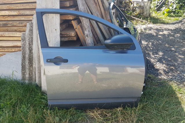 Пассажирская передняя дверь H0100EY1MA NISSAN