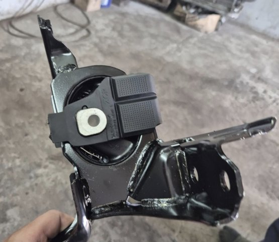 Подушка (опора) двигателя, левая 123720T620 TOYOTA