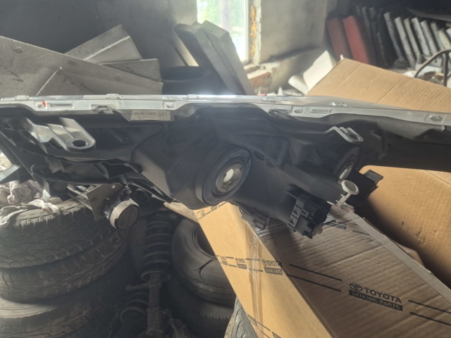 Вставка фары правой 8113002E71 TOYOTA