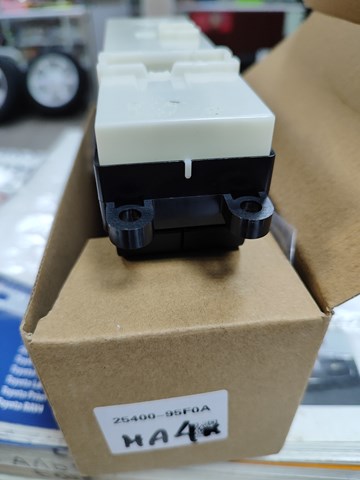 NISSAN 2540095F0A Кнопочный блок управления стеклоподъемником передний левый в наличии Чернигов