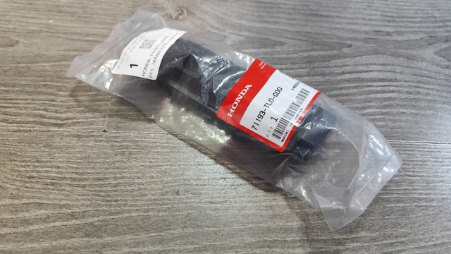 Направляющая переднего бампера, правая 71193TL0G00 HONDA