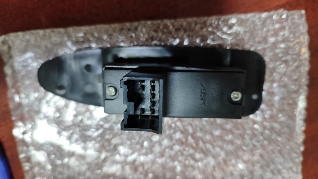 Кнопки переднего правого стекло подъемника MR792851 КИТАЙ
