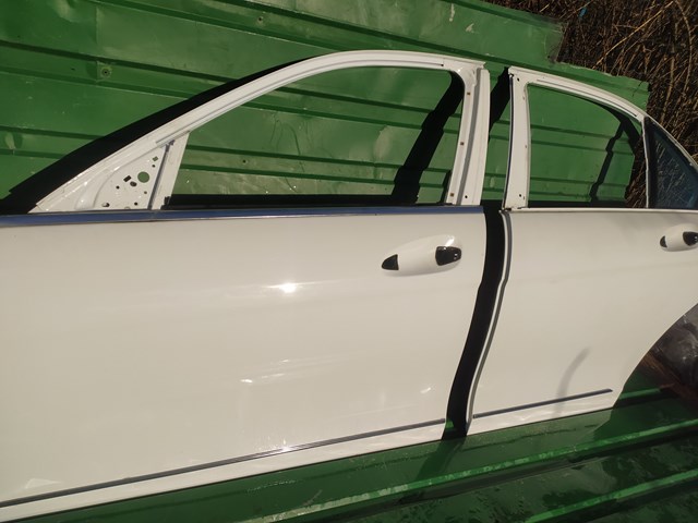 Пассажирская передняя дверь A2047206000 MERCEDES