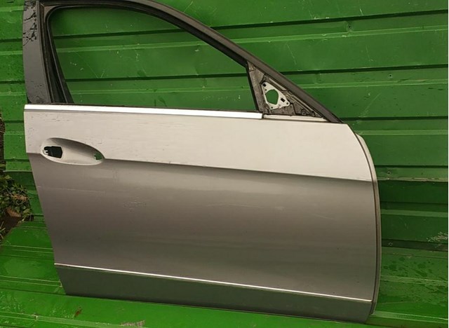 Двері передні праві w212 колір графіт в ідеалі , не крашені , разом з молдінгами  є також задні A2127205400