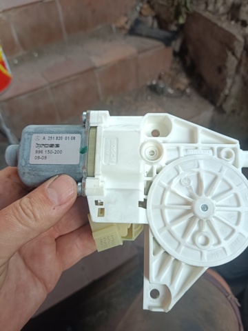 Мотор стеклоподъемника двери задней, левой A2518200108 MERCEDES