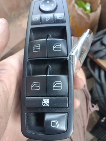 Кнопки переднего левого стекло подъёмника A2518300590 MERCEDES