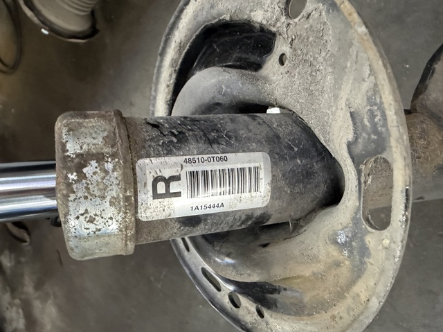 Амортизатор подвески передний левый 48510A9883 TOYOTA