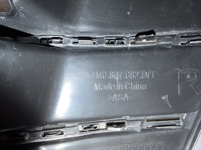 VAG 4M0807682D Решетка бампера переднего правая в наличии Киев