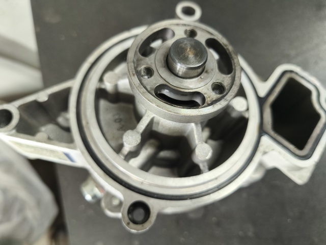 GM 12630084 Помпа водяная (насос) охлаждения в наличии Сумы