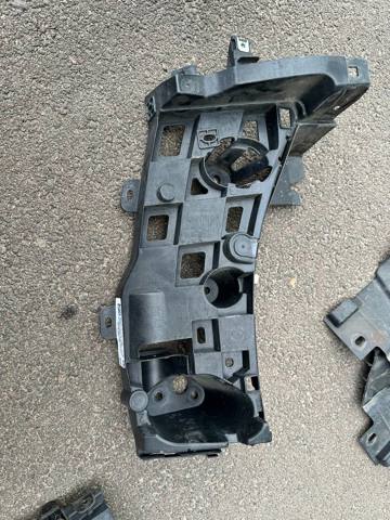 Правый кронштейн заднего бампера 51127420666 BMW