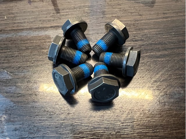 Болт крепления маховика N90206103 VAG