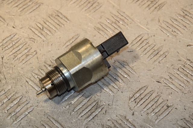 Регулятор давления топлива Skoda Octavia 2 A5