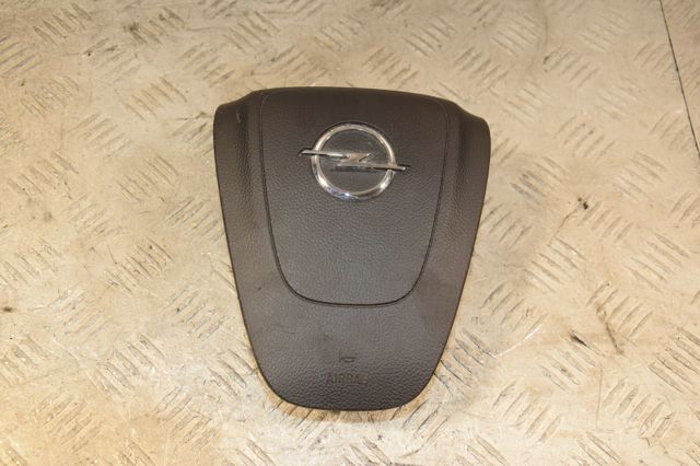 Подушка AIRBAG водительская 13270401 OPEL