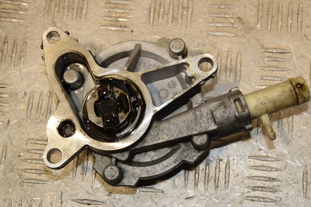 146508418R RENAULT Вакуумный насос купить в Каменское