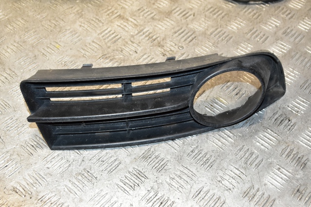 1T0853666A VAG Решетка бампера переднего правая купить в Одесса