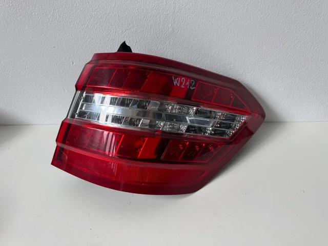 Фонарь задний правый, внешний 2128204064 MERCEDES