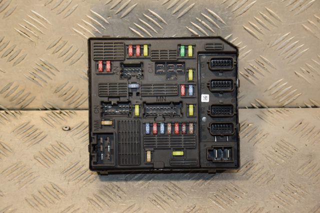 Коробка предохранителей 284B69553R RENAULT