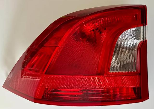 Задняя левая внешняя фара 30796267 VOLVO