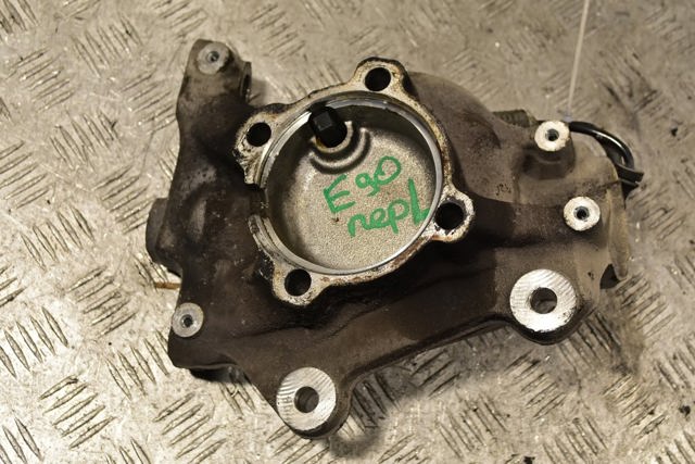 Кулак поворотный передний левый 31216764443 BMW