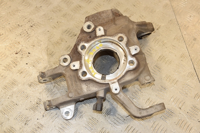 Кулак поворотный правый 31658320 VOLVO