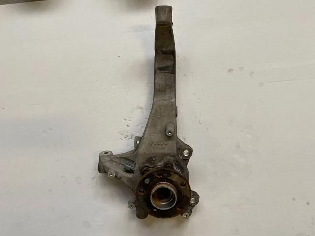 Цапфа передняя правая 32298140 VOLVO