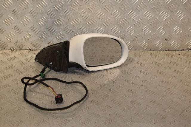 Уплотнитель зеркала к двери правый 3C0857934 VAG
