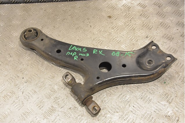 Рычаг передней подвески нижний, правый 4806848041 TOYOTA