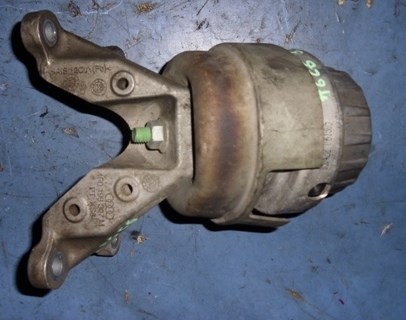 Кронштейн подушки (опоры) двигателя, левой 4F0199307M VAG