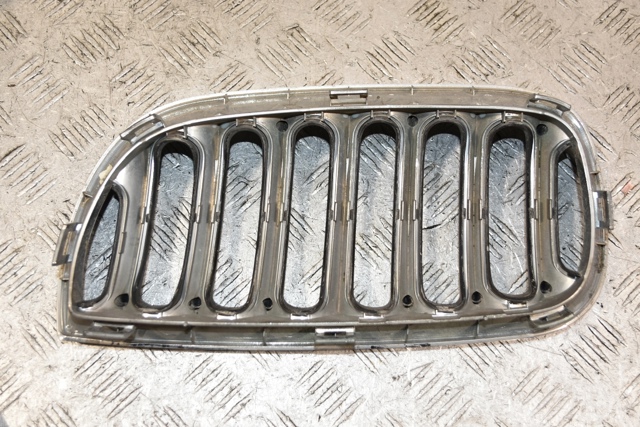51133402910 BMW Решетка радиатора правая купить в Ужгород