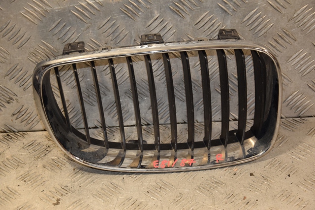 Решетка радиатора правая 51137166440 BMW