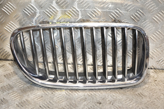 Решетка радиатора правая 51137200728 BMW