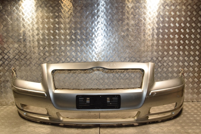 Бампер на авто Toyota Avensis II