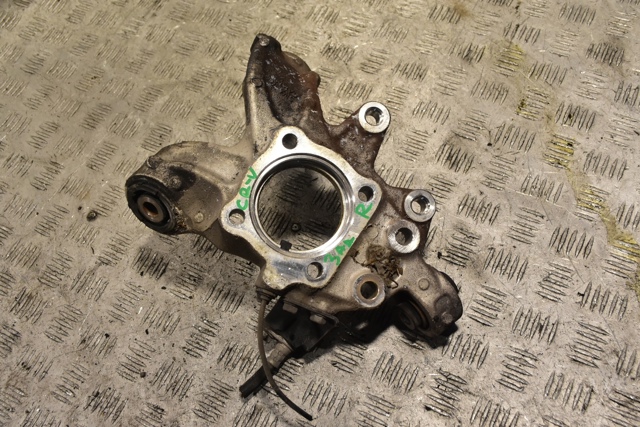 Цапфа (поворотный кулак) задний правый 52210SWAA00 HONDA