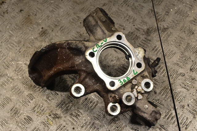 Цапфа (поворотный кулак) задний левый 52215SWAA00 HONDA