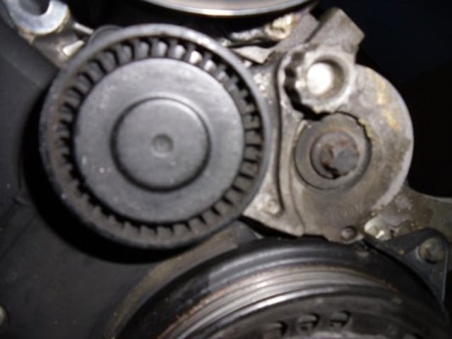 Натяжитель клинового ремня 55350422 OPEL