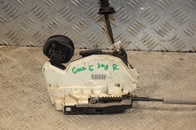 Замок задней правой двери  Фольксваген Гольф VI